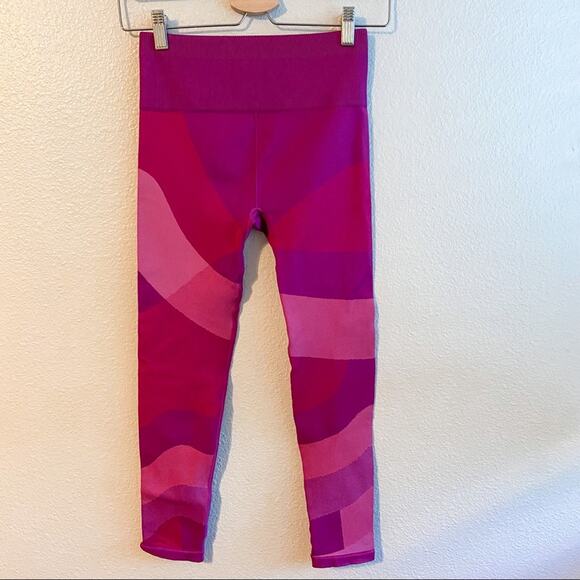 Fabletics Pink High-Waisted Seamless Colorblock Capri - Picture 1 of 6